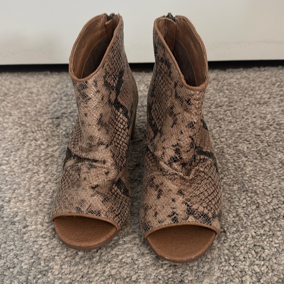 Gimmick open toed booties - Picture 1 of 6
